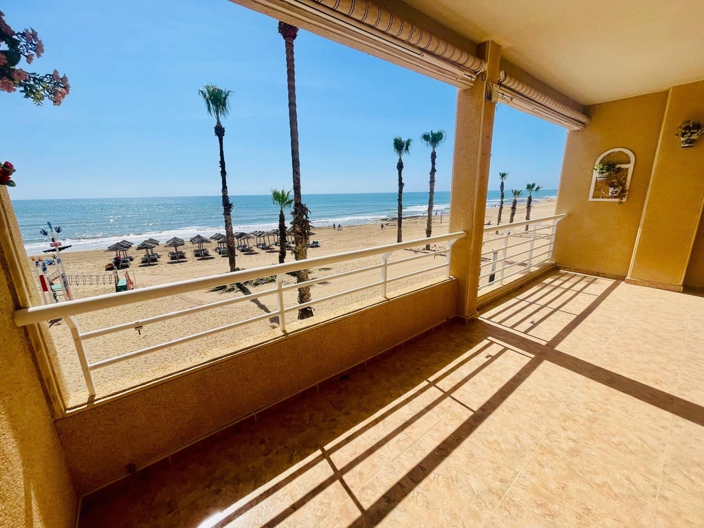 TORREVIEJA – Moderný 3-spálňový apartmán od 390 000 € | 1. línia pri mori, Terasa, Parkovanie