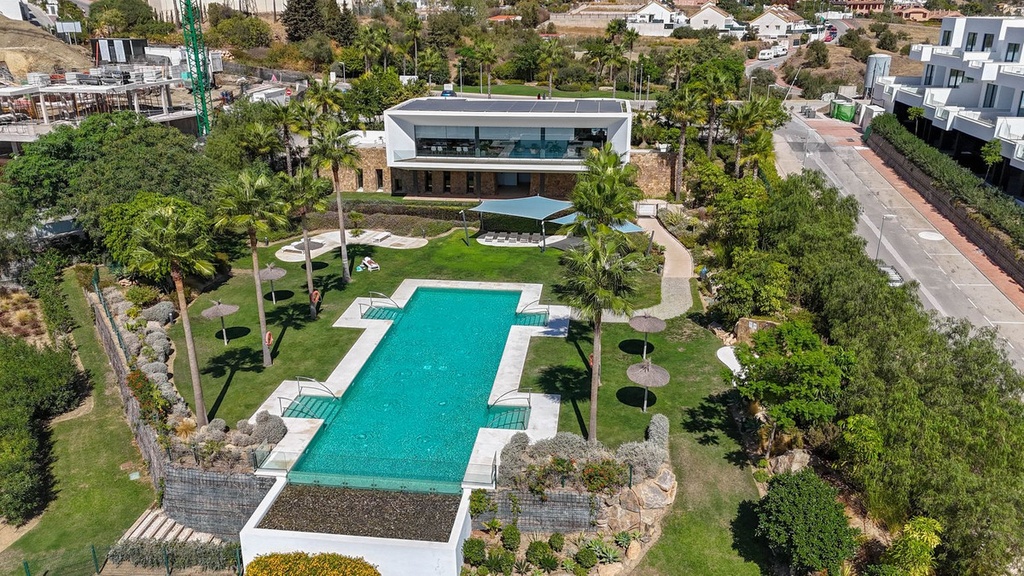 [second:102-474-11-956] BENALMADENA – Luxury 4-bedroom villa from 935 000 € | Pool, Terrace, Parking