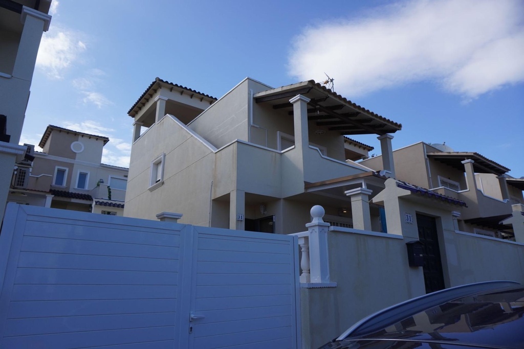 SAN MIGUEL DE SALINAS – Moderná 3-spálňová vila od 380 000 € | Výhľad na more, Bazén, Terasa