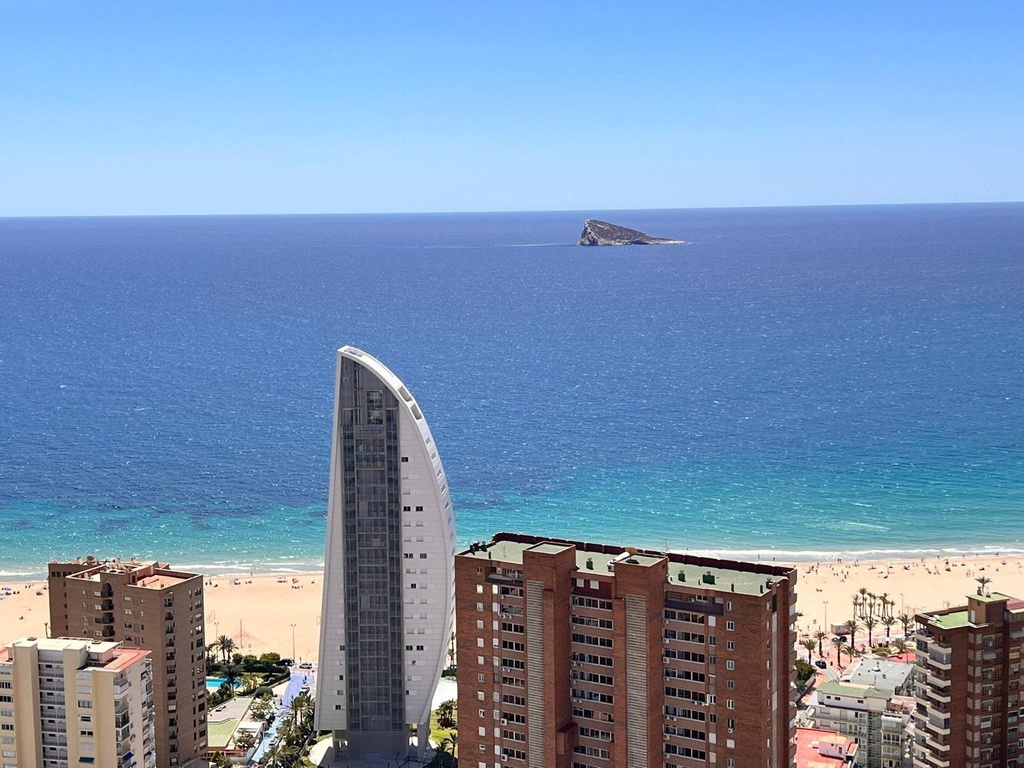 [second:1-415-11-823] BENIDORM – Luxusný 3-spálňový apartmán pri mori od 879 000 € | 500 m od pláže, Bazén, Terasa