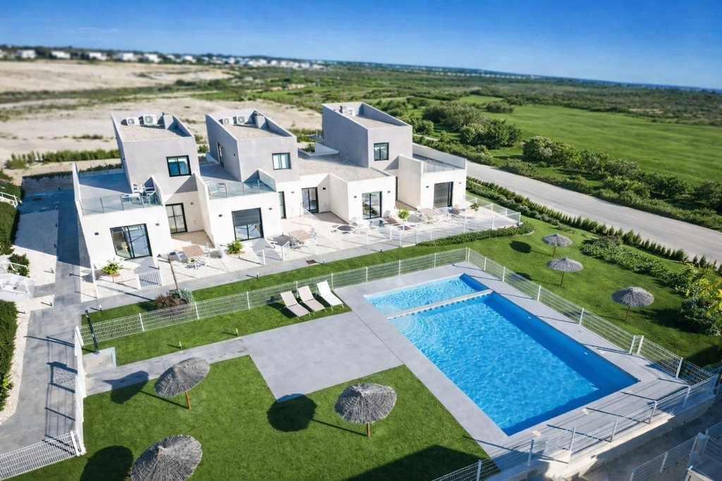 BAÑOS Y MENDIGO – Moderný 2-spálňový mestský dom od 250 000 € | Bazén, Terasa, Parkovanie