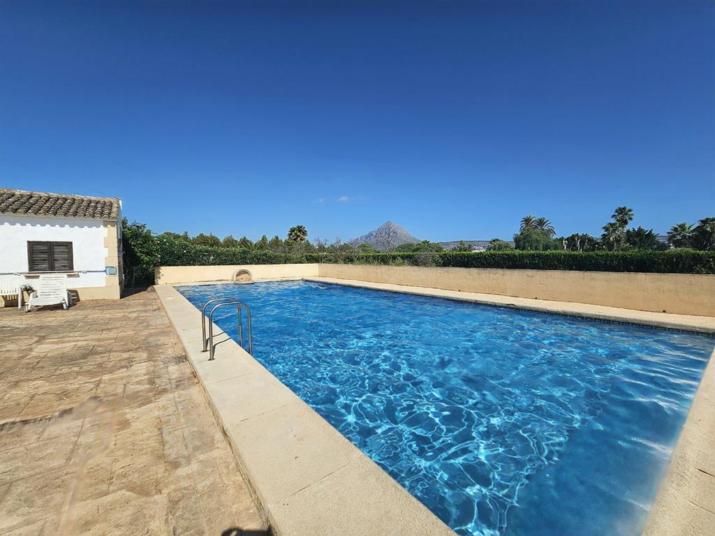 JAVEA – 3-spálňový bungalow od 385 000 € | Bazén, Terasa, Parkovanie