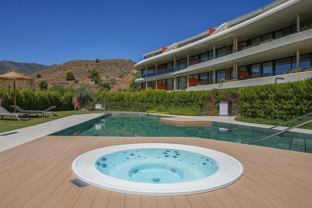 FUENGIROLA – Luxusný 3-spálňový apartmán od 1 050 000 € | Bazén, Terasa, Záhrada