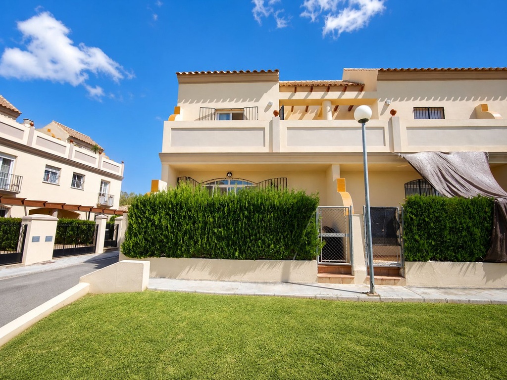 LA DUQUESA – 3-spálňový mestský dom od 399 000 € | Bazén, Terasa, Záhrada