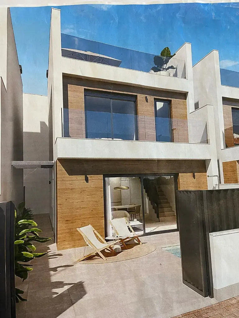 SAN PEDRO DEL PINATAR - štýlová vila v radovej výstavbe s bazénom