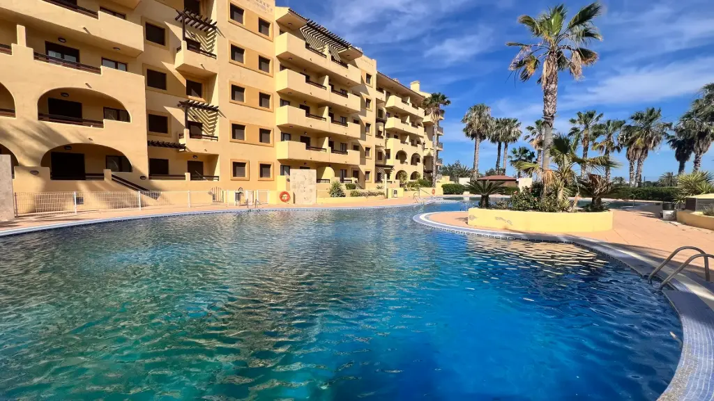 LOS ALCÁZARES - 1a 2 spálňové apartmány s turistickou licenciou v golfovom rezorte blízko mora