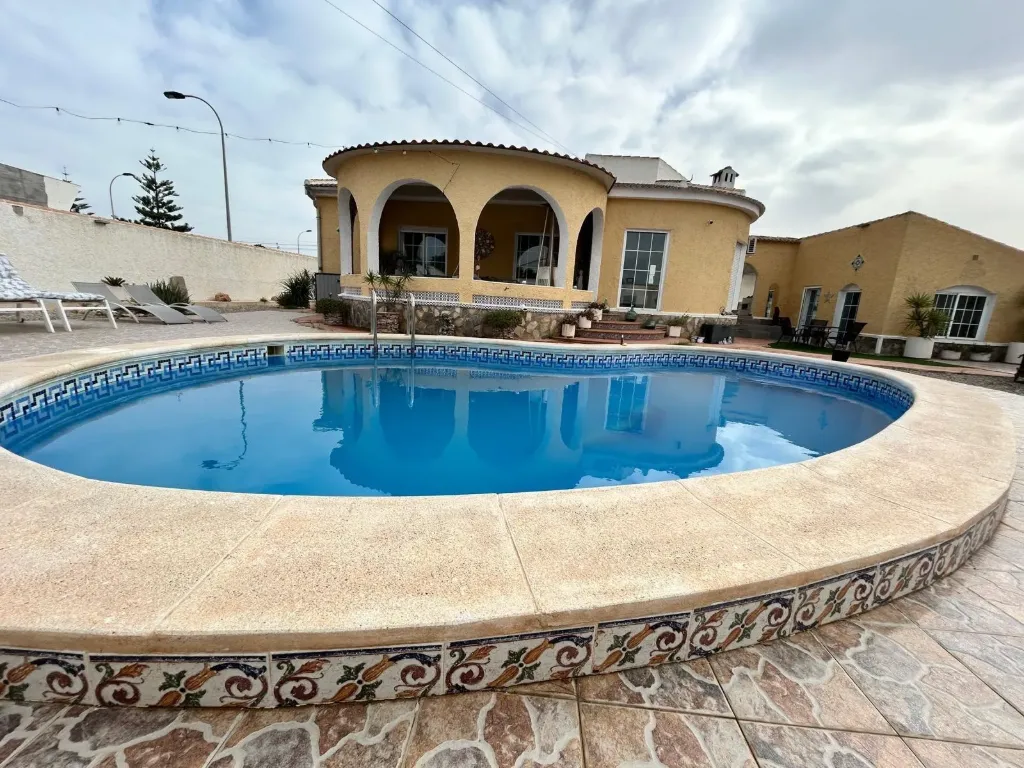 TORREVIEJA - samostatná vila s 3 spálňami, domom pre hostí a súkromným bazénom v Rezidencial San Luis